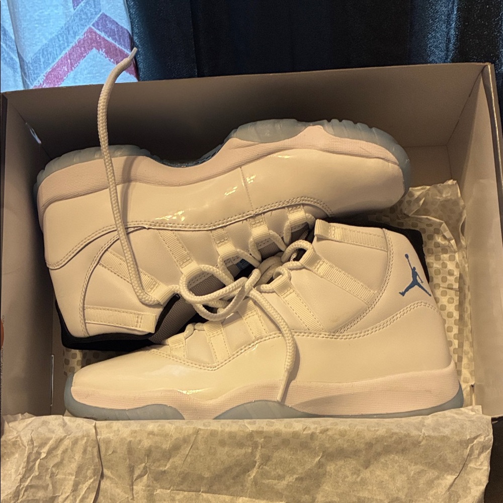 Jordan Athletic Shoes White and Blue - Picture 7 of 15